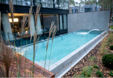 Individuellt projekt av bastu, utomhuspool, hällanordning och bubbelpool