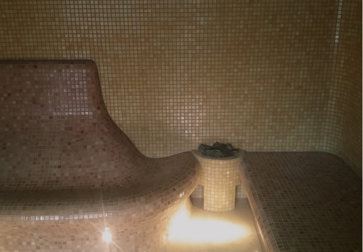 Ångbastu med sittplatser och loungebänkar