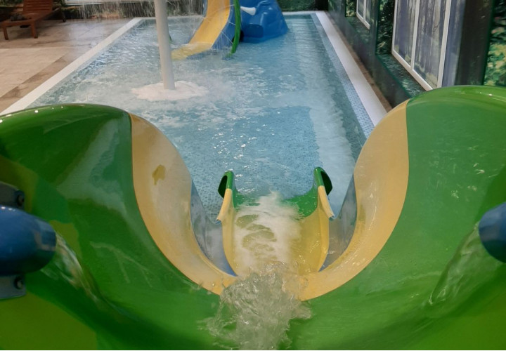 Simbassänger och bastur i gården "Po ąžuolais"