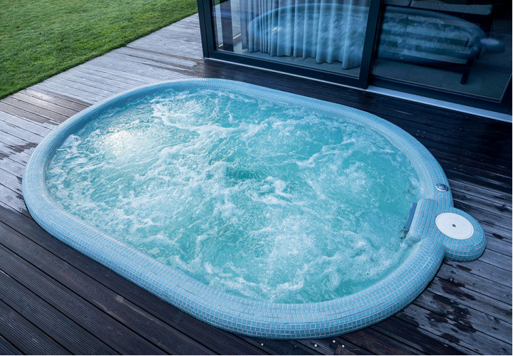 Utomhuspool med hydromassage