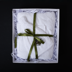 Presentset till henne - VIT, 75x140 cm, i presentförpackning. Förkläde och mössa för bastu 