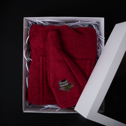 Presentset i en kartong. Förkläde och hatt till bastun. RÖD  Presentset i en kartong. Förkläde och hatt till bastun. RÖD