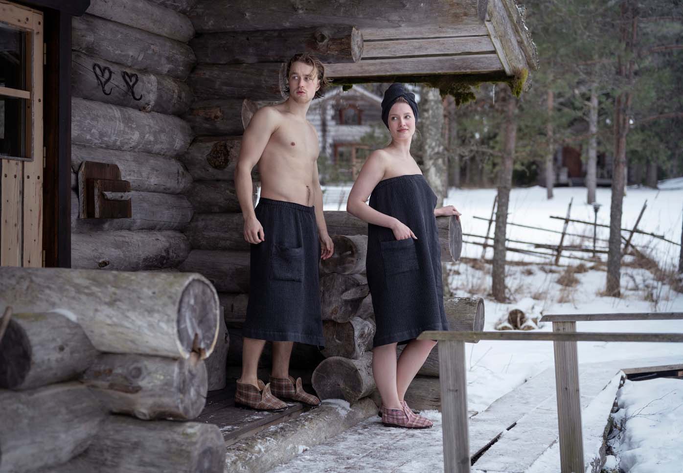 Man och kvinna i bastukläder
