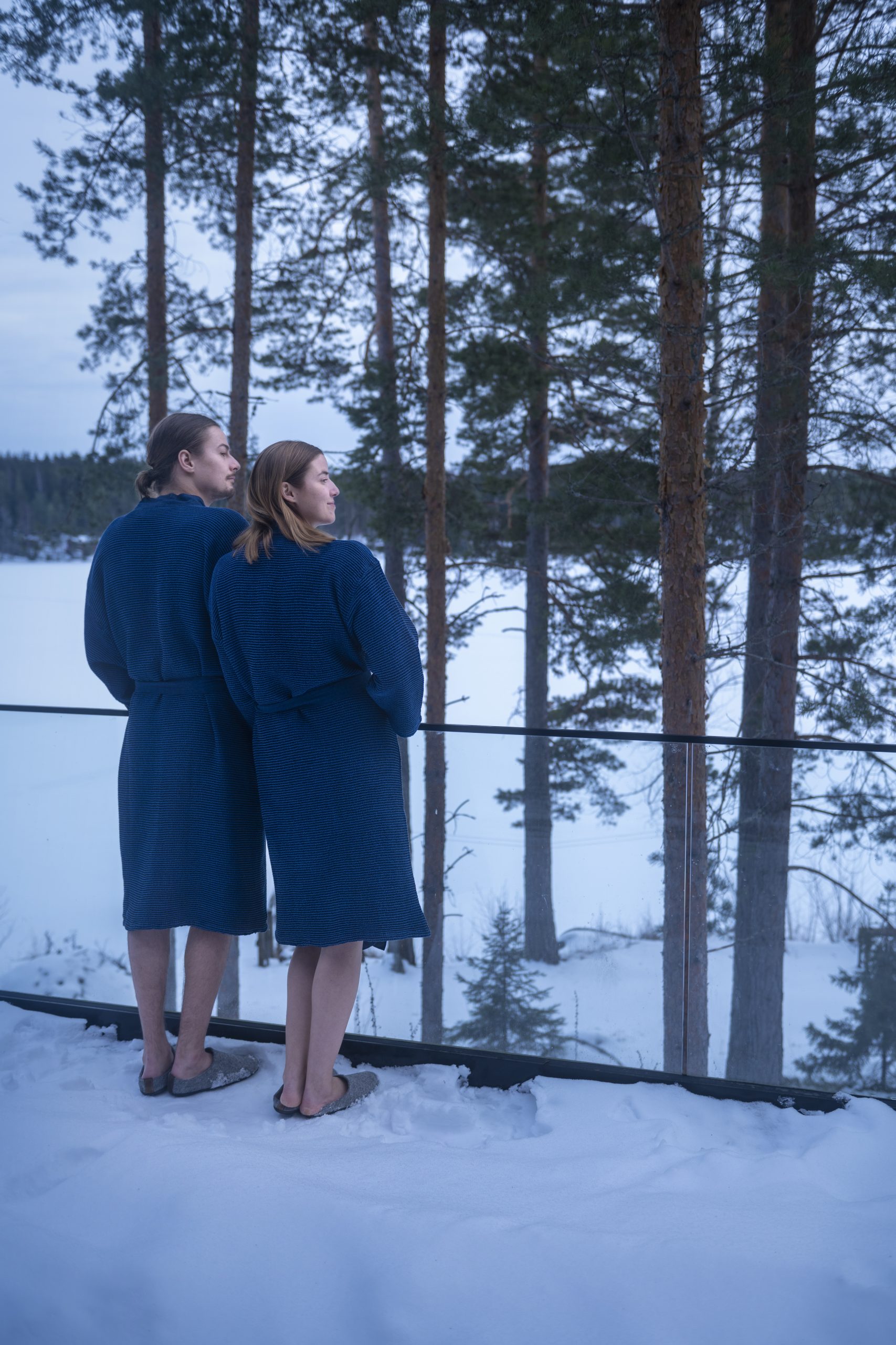 Man och kvinna i dräkter