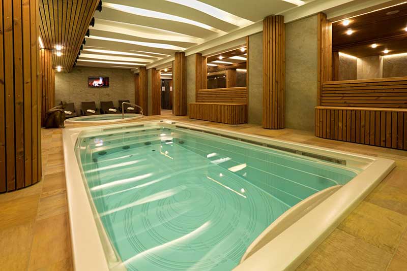 Inomhus USSPA simbassäng installerad i ett wellnessområde med separat relaxzon