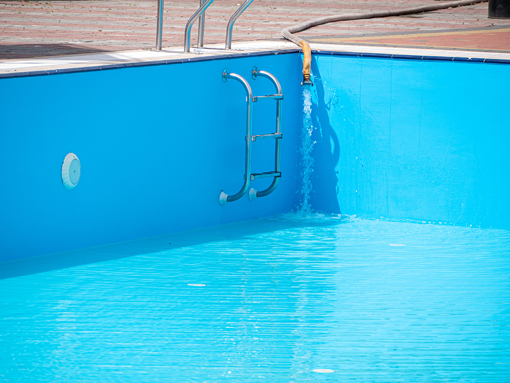 vatten fylls i en utomhuspool