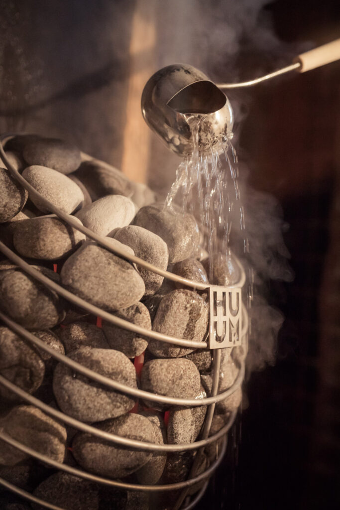 hur man häller vatten på stenar i elektrisk bastuugn