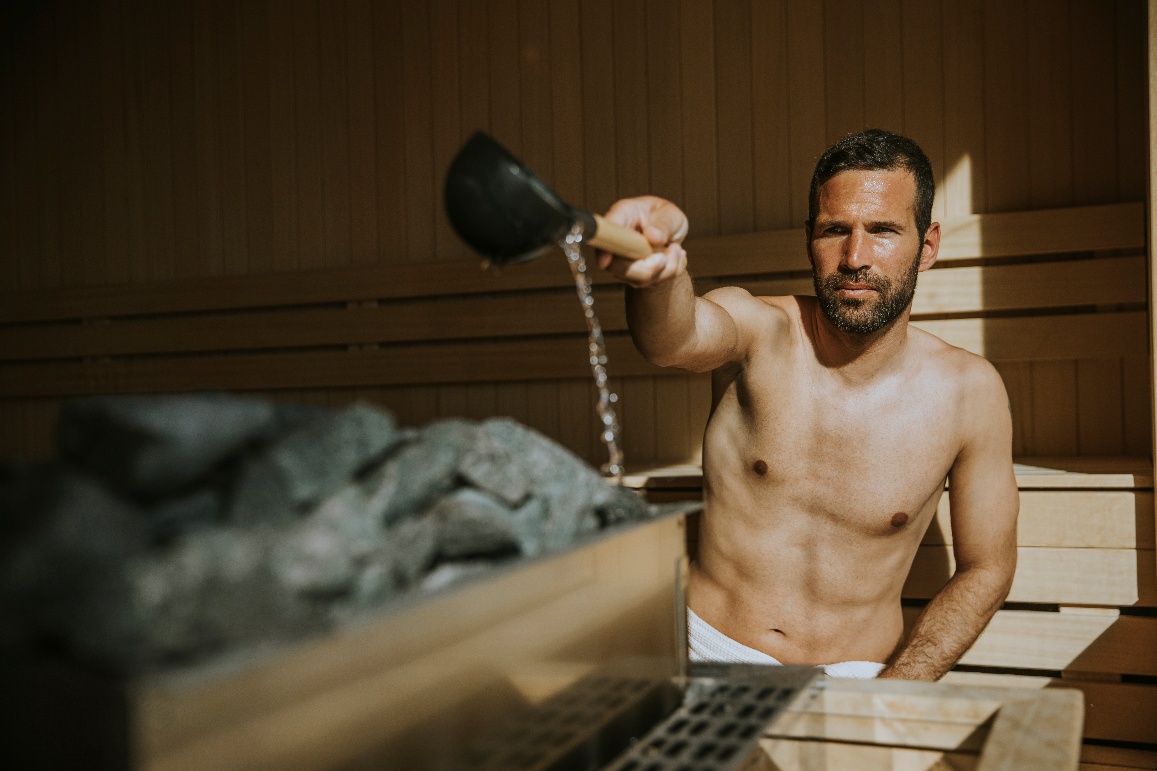 Hälla vatten på bastustenar