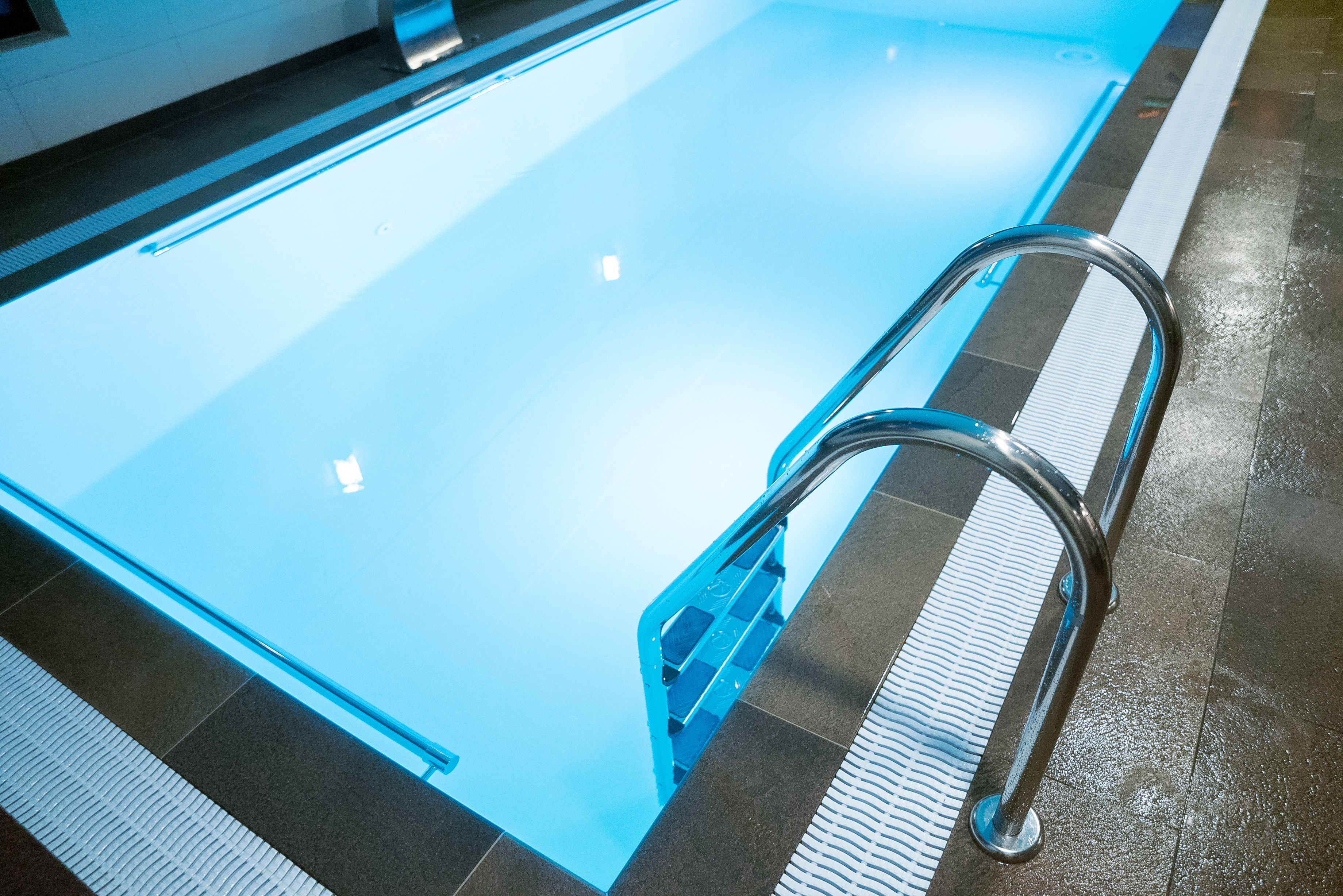 Poolstege och invändig beklädnad