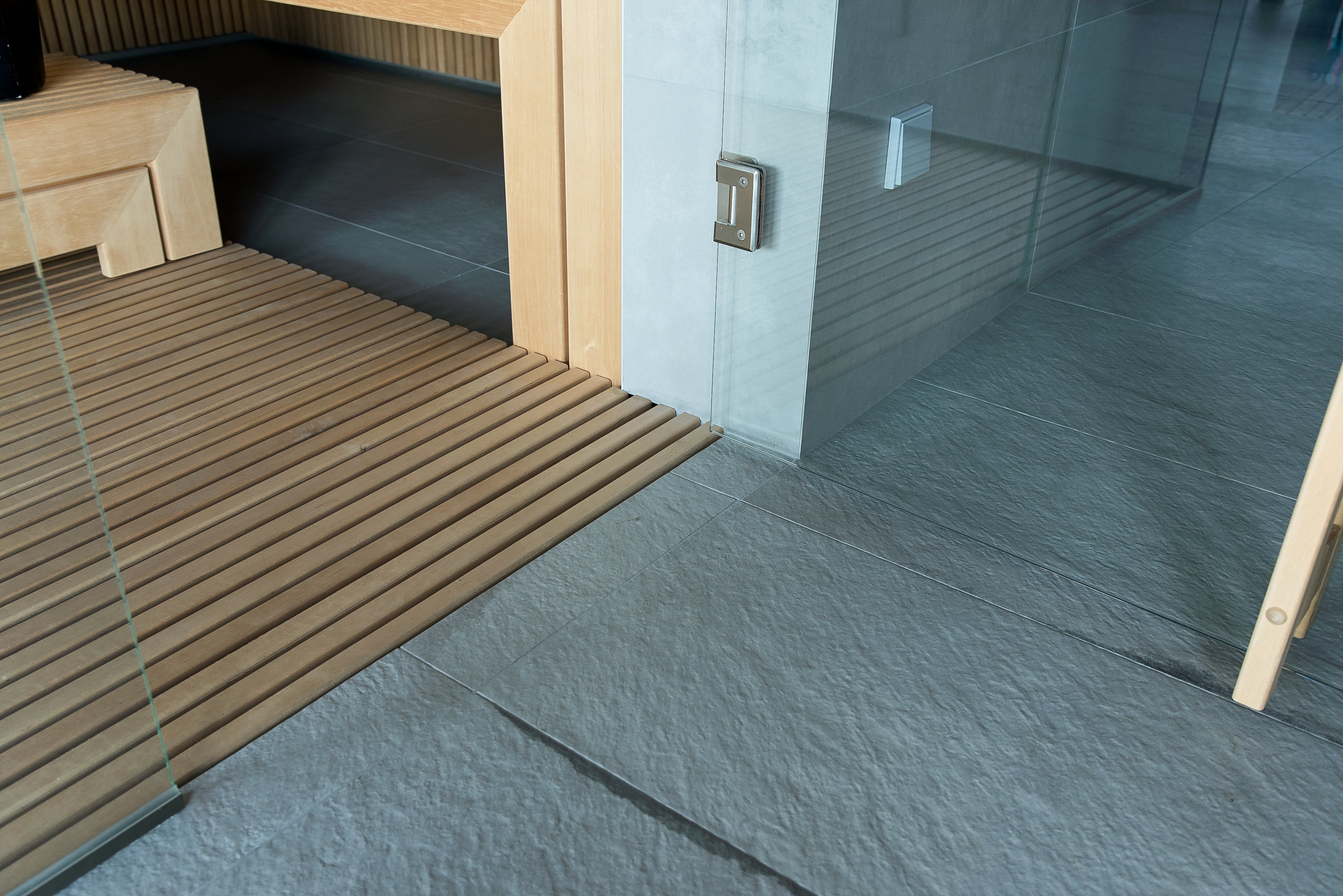 Modern bastu med ångfunktion och glasfront