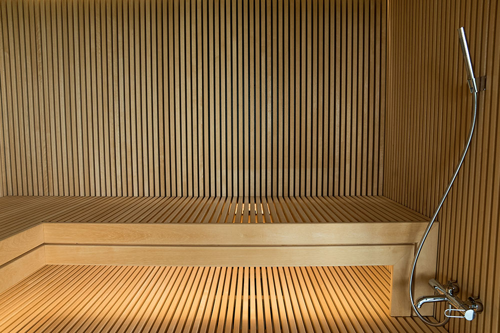 Modern bastu med ångfunktion och glasfront