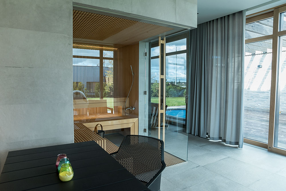 Modern bastu med ångfunktion och glasfront