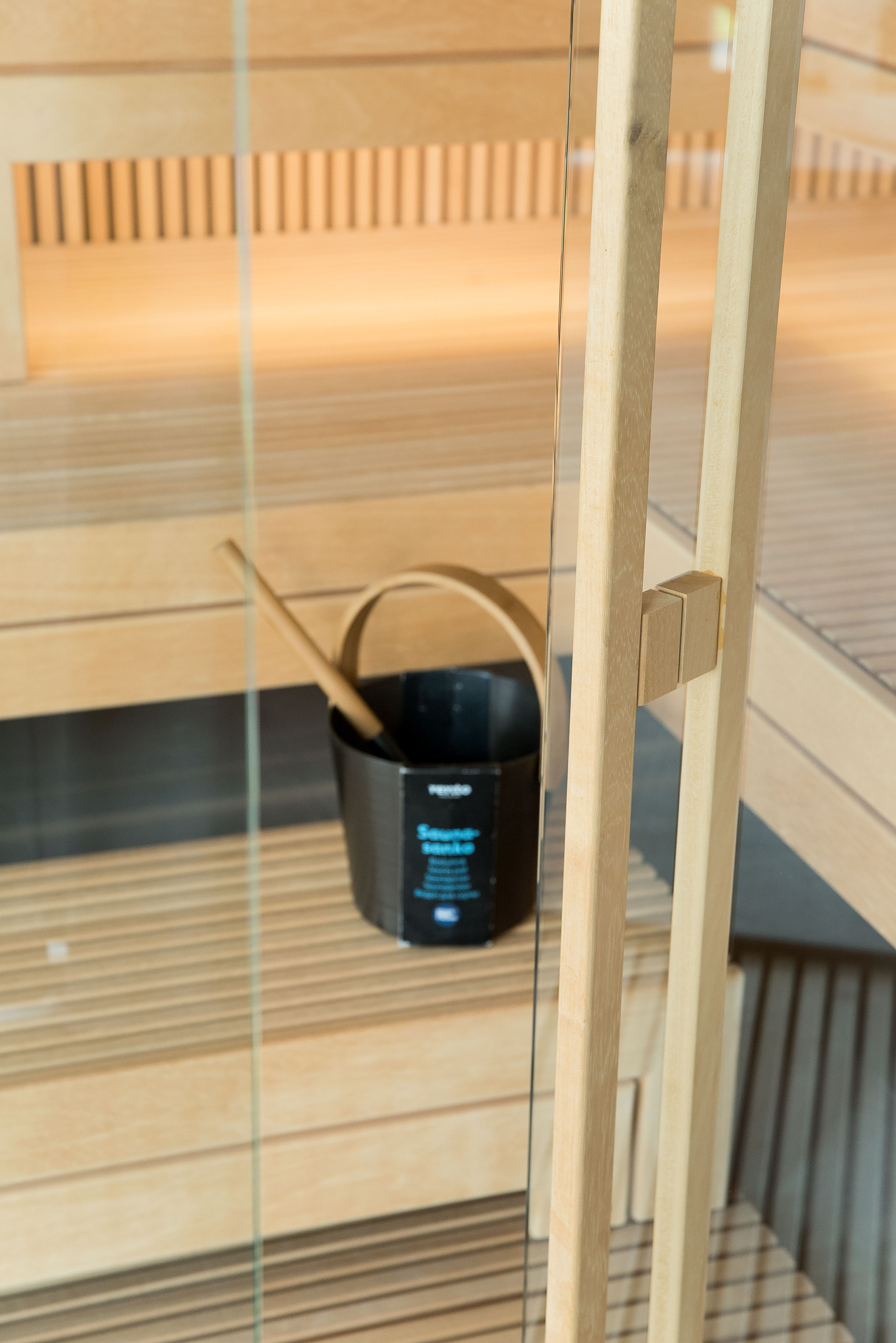 Modern bastu med ångfunktion och glasfront
