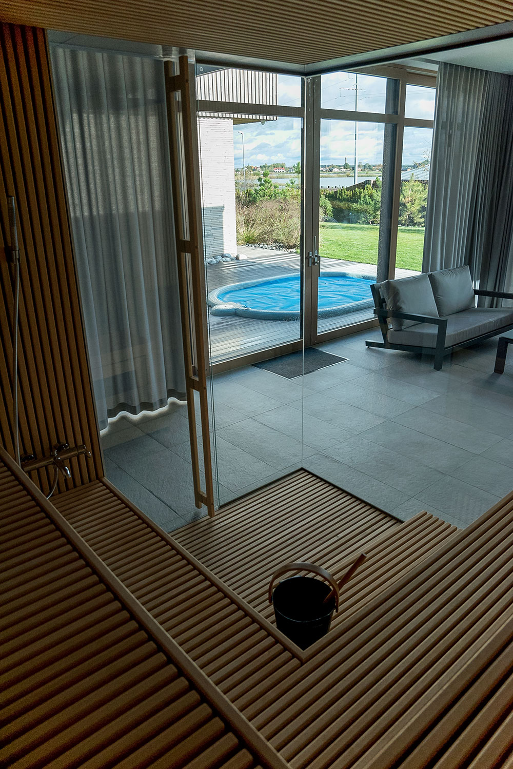 Modern bastu med ångfunktion och glasfront