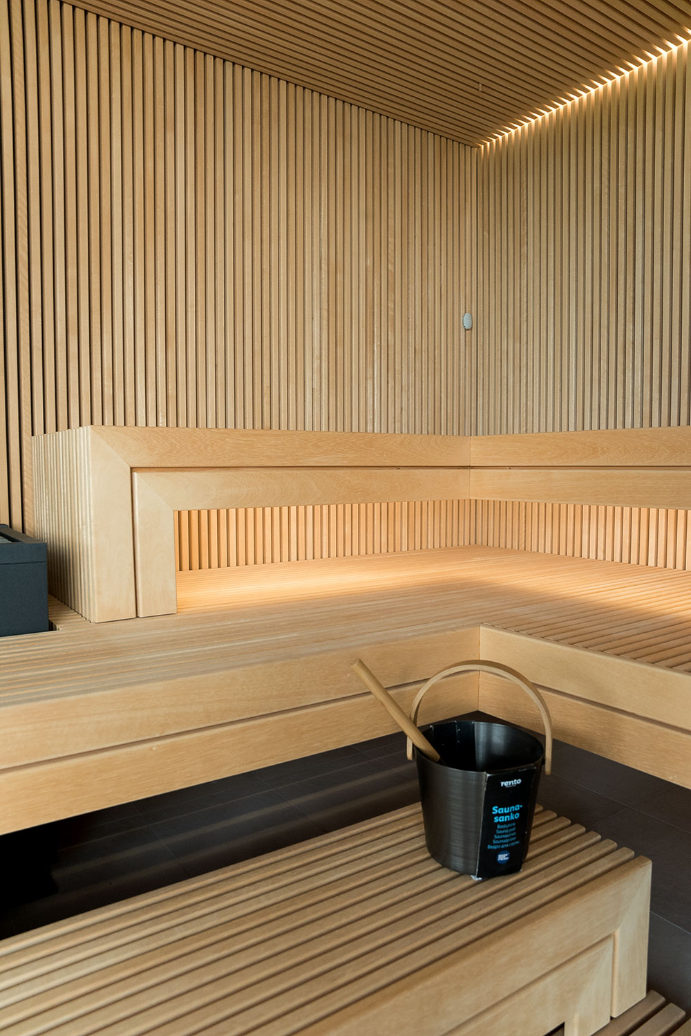 Modern bastu med ångfunktion och glasfront