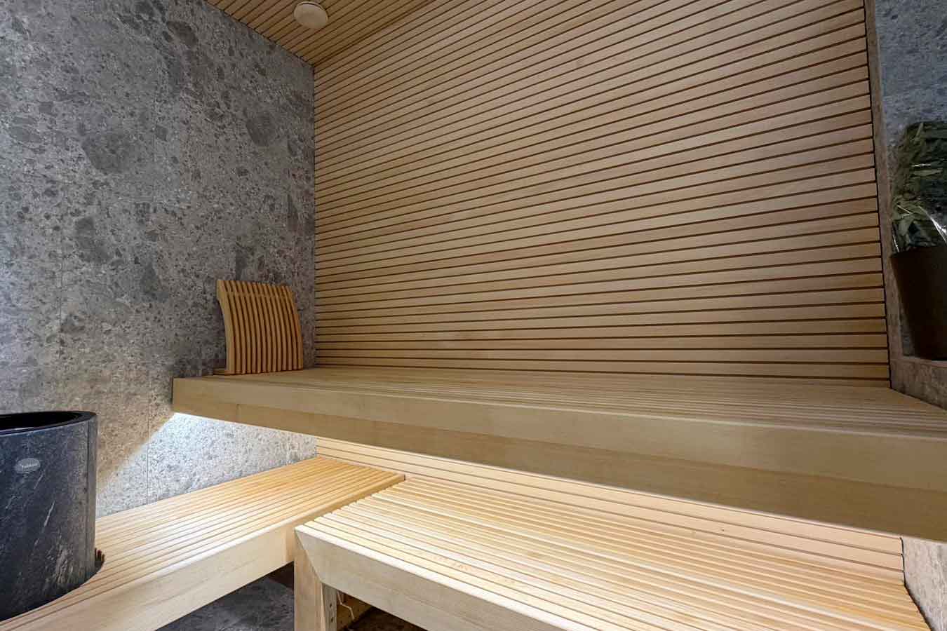 Bastu med trä- och stenfinish