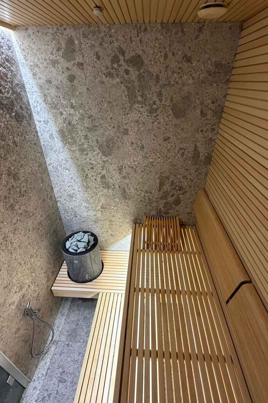 Bastu med trä- och stenfinish